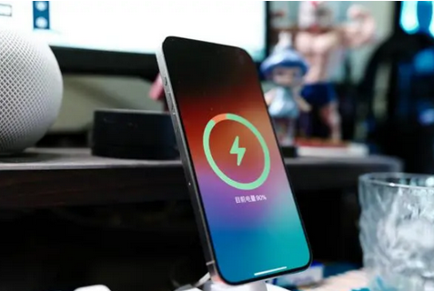 光村镇苹果15换屏服务分享用什么充电器给iPhone15充电更好 